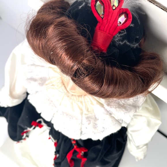 VINTAGE HEIRLOOM DOLLS "ELIZABETH I" DOLL+BOX+STAND - Picture 3 of 8